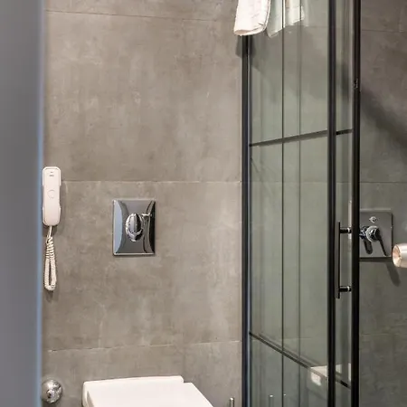 Square (adults Only)